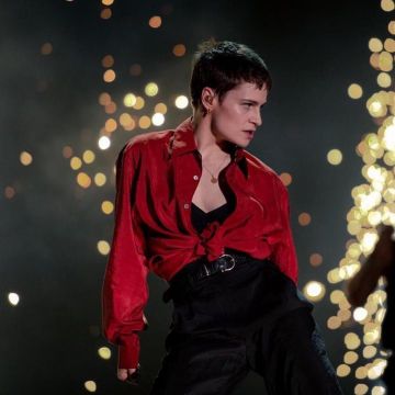 La chemise rouge nouée portée par Chris / Christine and the Queens lors de son live au Festival Coachella 2019