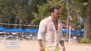 La camisa a cuadros usada por Benjamin Samat en Les marseillais: tour asiático S08E44