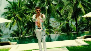Los vaqueros blancos que lleva RK en su clip No me culpes