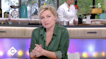 La escala de patrón de camisa verde de Anne-Élisabeth Lemoine en C à vous del 17 de abril de 2019