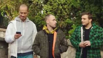 Le blouson bomber porté par Squeezie dans sa vidéo YouTube 1990 VS 2000 (Clash des gé­né­ra­tions)