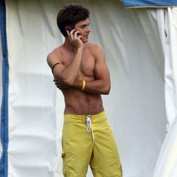 Pulsera de Zac Efron en una foto de paparrazi (Junio 2016 Maui)