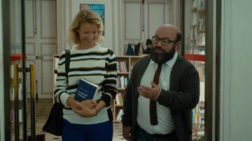El suéter blanco a rayas amarillas y azules usado por Béatrice Mazuret (Alexandra Lamy) en Chamboultout