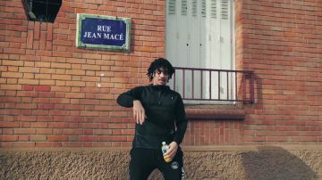 La chaqueta negra de Puma de Mister V en su video de YouTube rap VS Reality 2