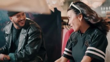 Le maillot noir à dentelles et bandes blanches porté par Jenifer dans son clip Les choses simples avec Slimane