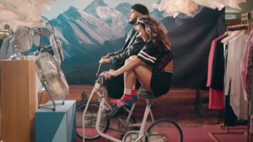 Les escarpins portés par Jenifer dans son clip Les choses simples avec Slimane