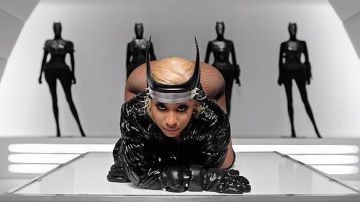 La couronne noire à deux grandes dents située sur l'avant de la tête de Nicki Minaj dans le clip Dip de Tyga