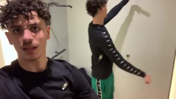 Le t-shirt Nike avec swoosh sur les bras porté par Prime dans sa vidéo YouTube PRÉPARATION SECRÈTE À VENICE BEACH ! #LAVIDE 141
