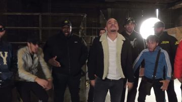 La chaqueta negra Sherpa de Mister V en su video de YouTube RAP VS REALITY 2