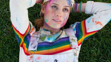 Suéter arco iris usado por Kit (Brie Larson) en Unicorn Store
