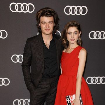 Plaid Costume porté par Joe Keery pour les Emmy Awards en 2017, à La mise en Évidence de la Salle le 14 septembre 2017 à Los Angeles