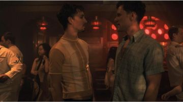 Top de rayas verticales naranja/amarillo y blanco usado por Klaus Hargreeves (Robert Sheehan) en The Umbrella Academy (S01E06)