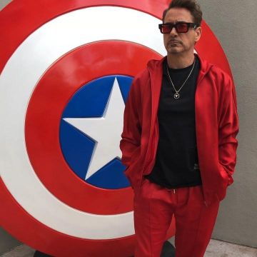 The tracksuit jacket red of Robert Downey Jr. on his account Instagram @robertdowneyjr