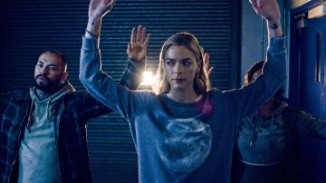 Sudadera azul grisáceo con luna estampada que lleva Rose (Jaime King) en Black Summer (S01E06)