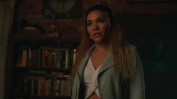 White top worn by Allison Hargreeves (Emmy Raver-Lampman) in The Umbrella Academy S01E08