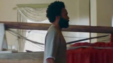 Le t-shirt gris de Donald Glover dans la vidéo Donald Glover Presents: adidas Originals