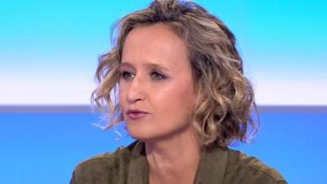La blusa usada por Caroline Roux en C dans l'air del 19 de abril de 2019