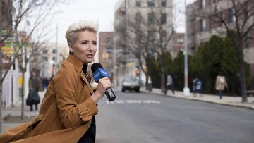 Gabardina de ante usada por Katherine (Emma Thompson) en Late Night
