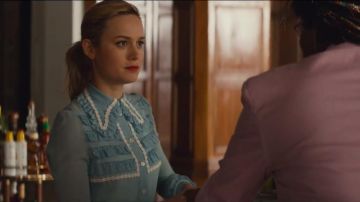 Le chemisier bleu de Kit (Brie Larson) dans Unicorn Store