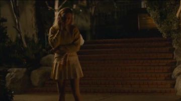 Le jupe patineuse jaune pastel de Kit (Brie Larson) dans Unicorn Store