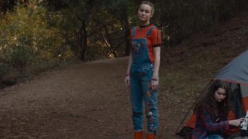 La salopette brodée de Kit (Brie Larson) dans Unicorn Store