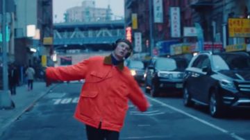 Chaqueta usada por Gus Dapperton en su video musical I'm Just Snacking