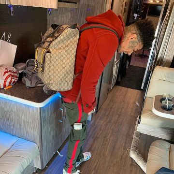 Vert foncé pantalon cargo porté par la Face Bleue sur l'Instagram Compte de @Bluefacebleedem