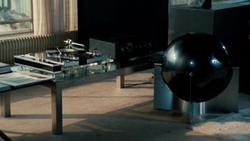 El tocadiscos de vinilo (tocadiscos) del coronel Louis Marie Alphonse Toulouse (Jean Rochefort) en Le Grand Blond avec une chaussure noire