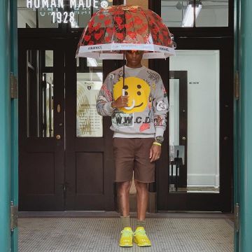 Les sneakers jaunes de Pharrell Williams sur son compte Ins­ta­gram @Phar­rell