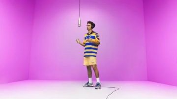 Le short jaune porté par JeanJass dans le clip Ca­li­for­nie de Ca­bal­lero & Jean­Jass (A Colors Show Version)