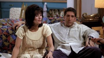 90 Robe à Fleurs portées par Monica Geller (Courteney Cox), comme on le voit dans les Amis S01E01