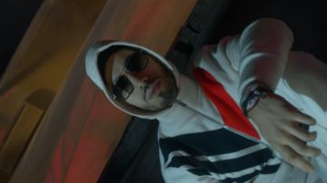 La diadema usada en la muñeca por N.O.S en el clip DD de PNL