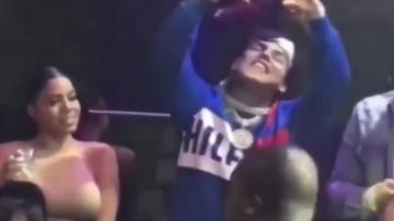 Bleu Tommy Hilfiger cavalier porté par 6ix9ine dans 6IX9INE ATTRAPÉ AVEC la FILLE DE “BEBE” la MUSIQUE de la VIDÉO