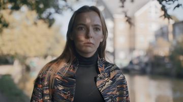 La chaqueta que lleva Villanelle (Jodie Comer) en Killing Eve S02E05