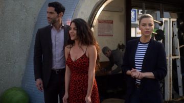 The red dress with leopard print Eve (Inbar Lavi) in Lucifer S04E07