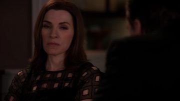 Le top noir ajouré porté par Alicia Florrick (Julianna Margulies) dans The good wife S06E20