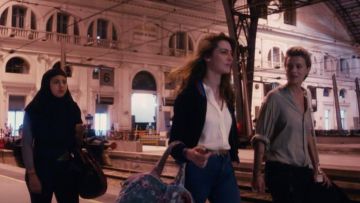 La chaqueta azul con cuello rojo y lentejuelas azul usada por Anais (Fishbach) en Vernon Subutex (S01E06)