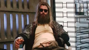 Cardigan chandail porté par Thor (Chris Hemsworth) comme vu dans Avengers: Endgame