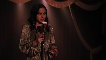 La robe dorée de Veronica Lodge (Camila Mendes) dans Riverdale (S03E21)