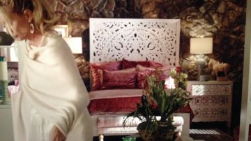 La tête de lit de Alexis Carrington (Nicollette Sheridan) dans Dynastie (S02E12)