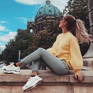 El par de zapatillas en la cuenta de Instagram de @laurralucie