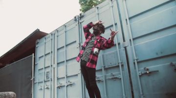 Flanelle rouge shirt porté par Scarlxrd comme on le voit dans Scarlxrd "le Temps de rage against the Machine“ (Portrait) par DIFFUS