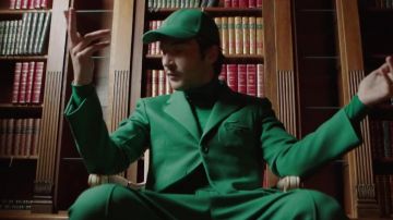 El traje verde de Lacoste de Lord Esperanza en su videoclip Ola