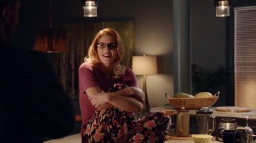 Pantalones de pijama floral usados por Felicity Smoak (Emily Bett Rickards) como se ve en Arrow S07