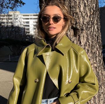 Le trench-coat en vinyle vert de Chloé Bleinc sur son compte Instagram @chloebbbb