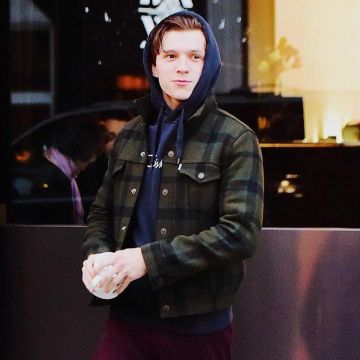 La chaqueta a cuadros de Tom Holland en la cuenta de Instagram de @tomholland2013