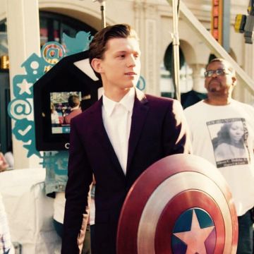 El traje burdeos de Tom Holland en la cuenta de Instagram de @tomholland2013