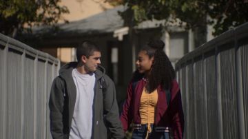 Le bomber violet porté par Monse Finnie (Sierra Capri) dans On my block S02E03