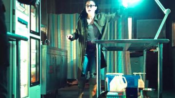 The long shirt khaki Sarah Manning (Tatiana Maslany) in Orphan Black (S05E01)