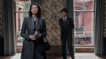 El abrigo que lleva Claire Randall (Caitriona Balfe) en Outlander S03E01